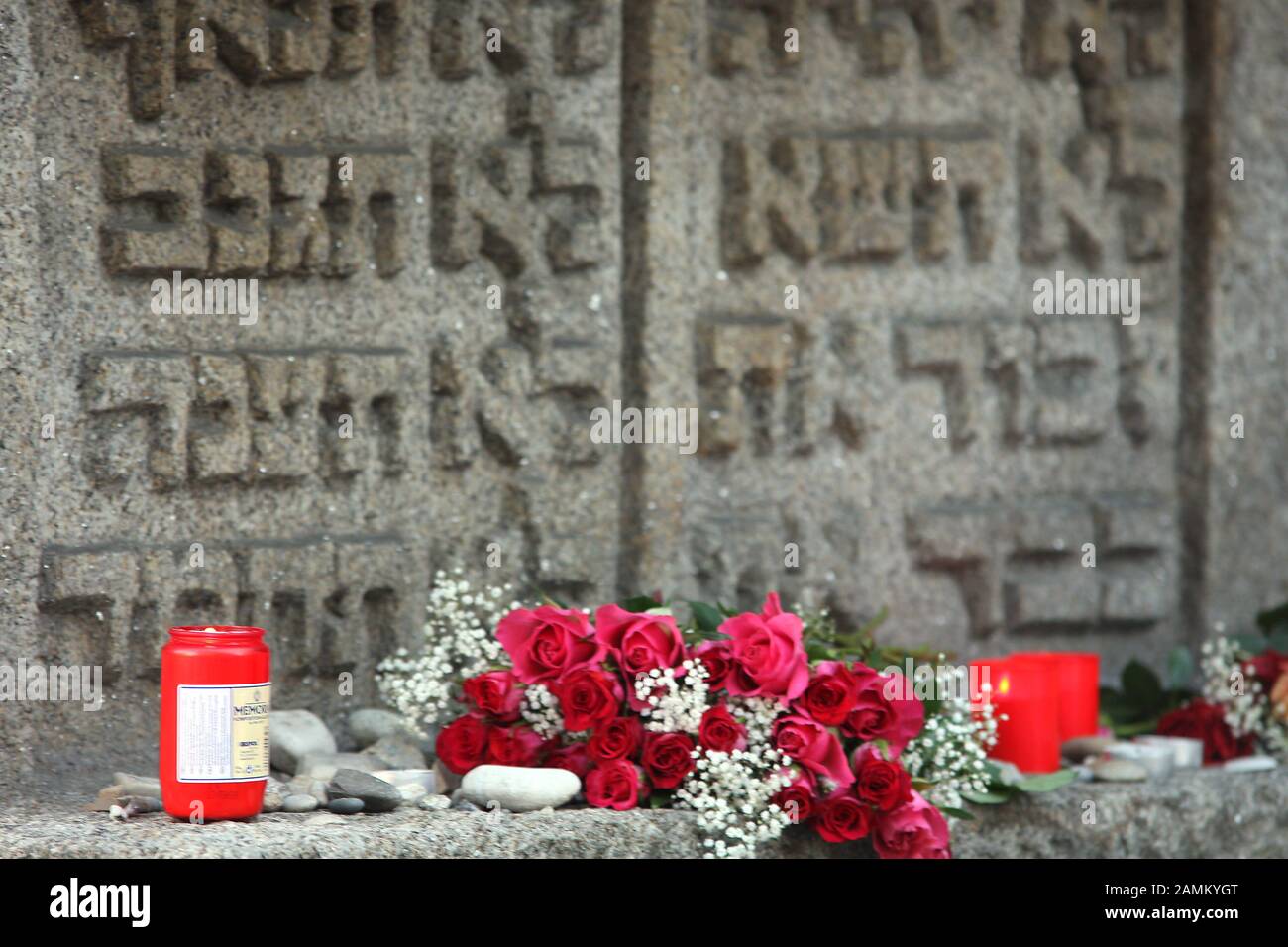 Reading of the names of the Munich Holocaust victims at the former main synagogue in Herzog-Max-Strasse on the occasion of the 70th anniversary of the Night of Broken Glass on 9 November 1938. In the picture flowers and candles in front of the memorial stone. [automated translation] Stock Photo