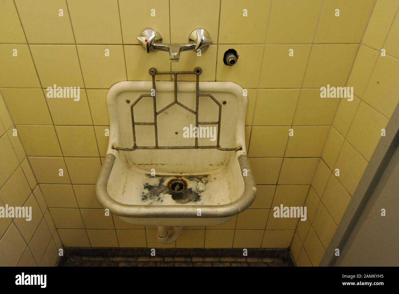 Local appointment of the Education Committee of the Bavarian State Parliament at the Marieluise-Fleißer Realschule in Schwanthalerstraße 87, after the Parents' Council asked the parliamentarians for help due to the catastrophic structural condition. The picture shows a rotten sink in a school toilet. [automated translation] Stock Photo