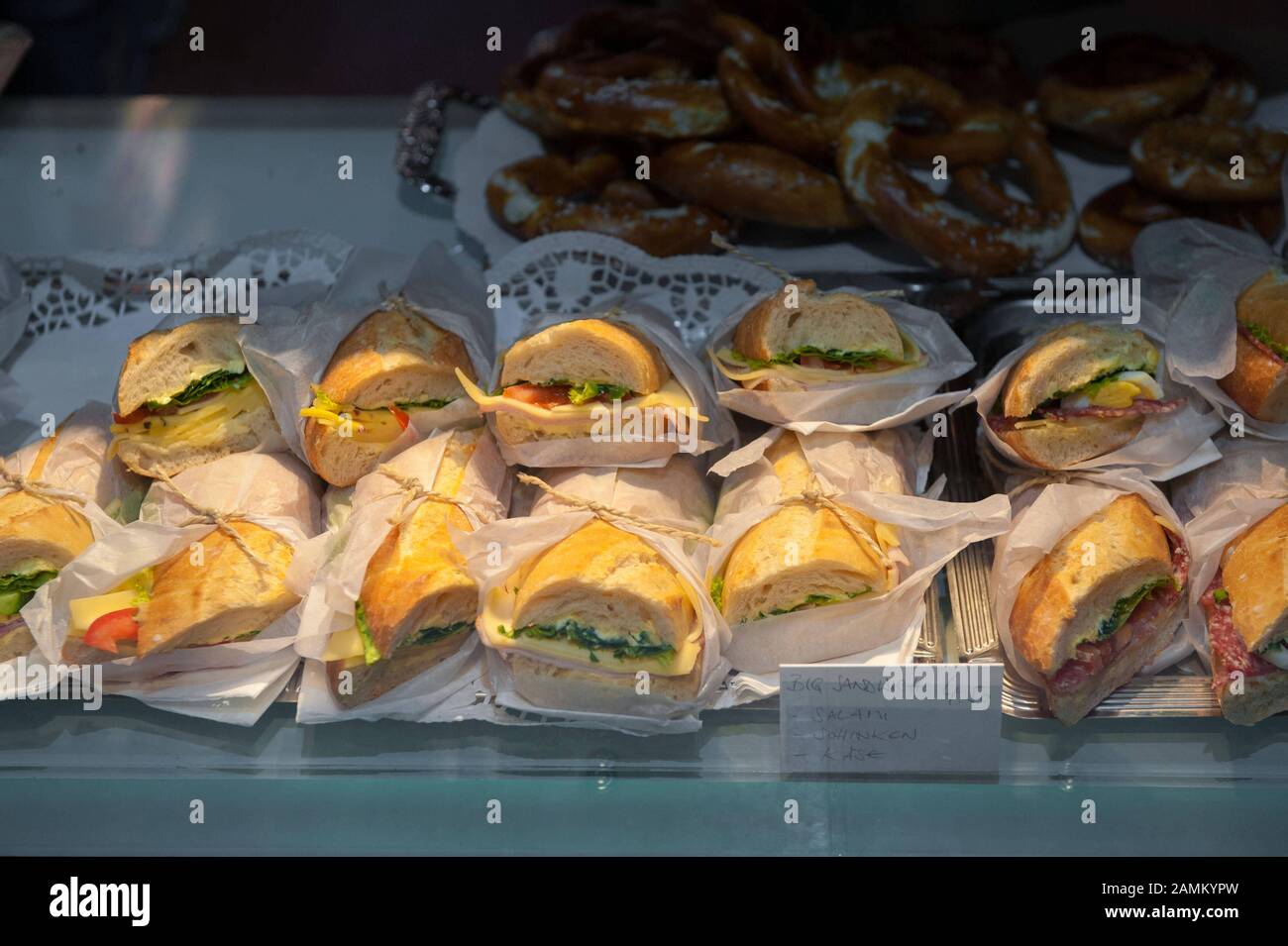 The city's second round-the-clock kiosk has opened at Münchner Freiheit. The assortment also includes filled baguettes. [automated translation] Stock Photo