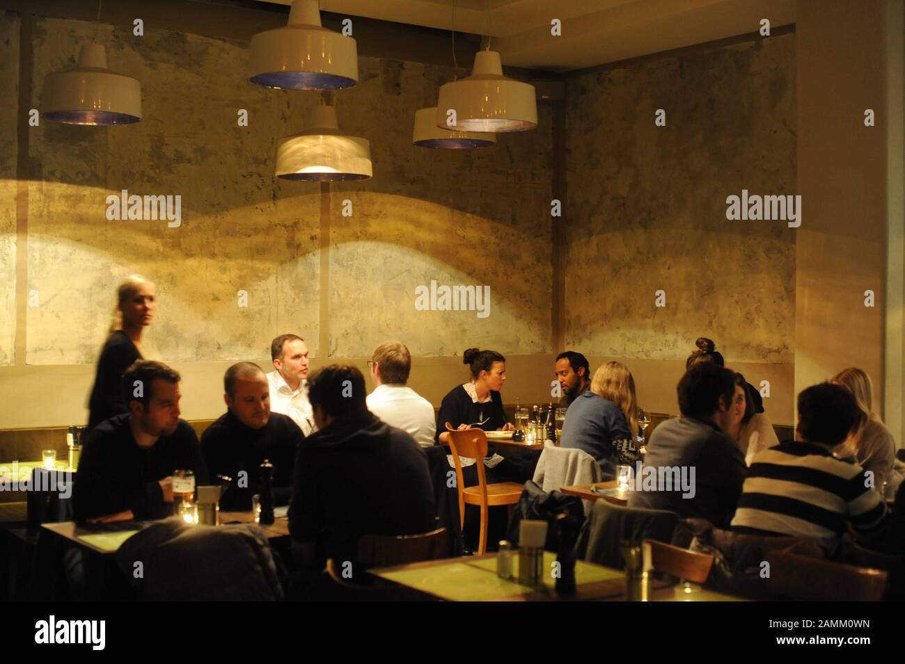 Guests in the Italian restaurant "Pepenero" in Hans-Sachs-Straße 12 in Munich's Glockenbachviertel. [automated translation] Stock Photo