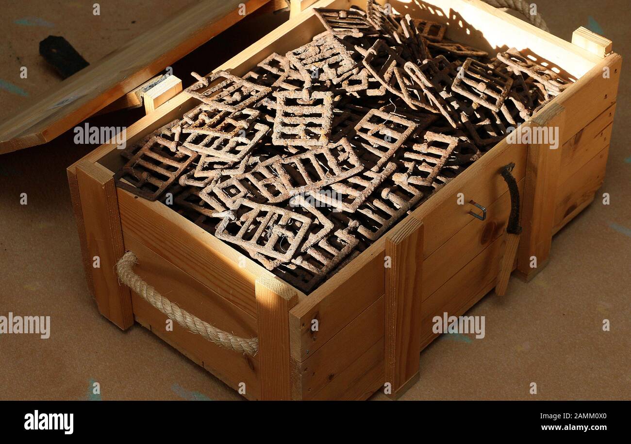 Probe operator Thomas Skroch has dug out masses of military insignia from the time of the Second World War from the moss soil around Gut Graßlfing near Olching. The picture shows a box full of old belt buckles. [automated translation] Stock Photo