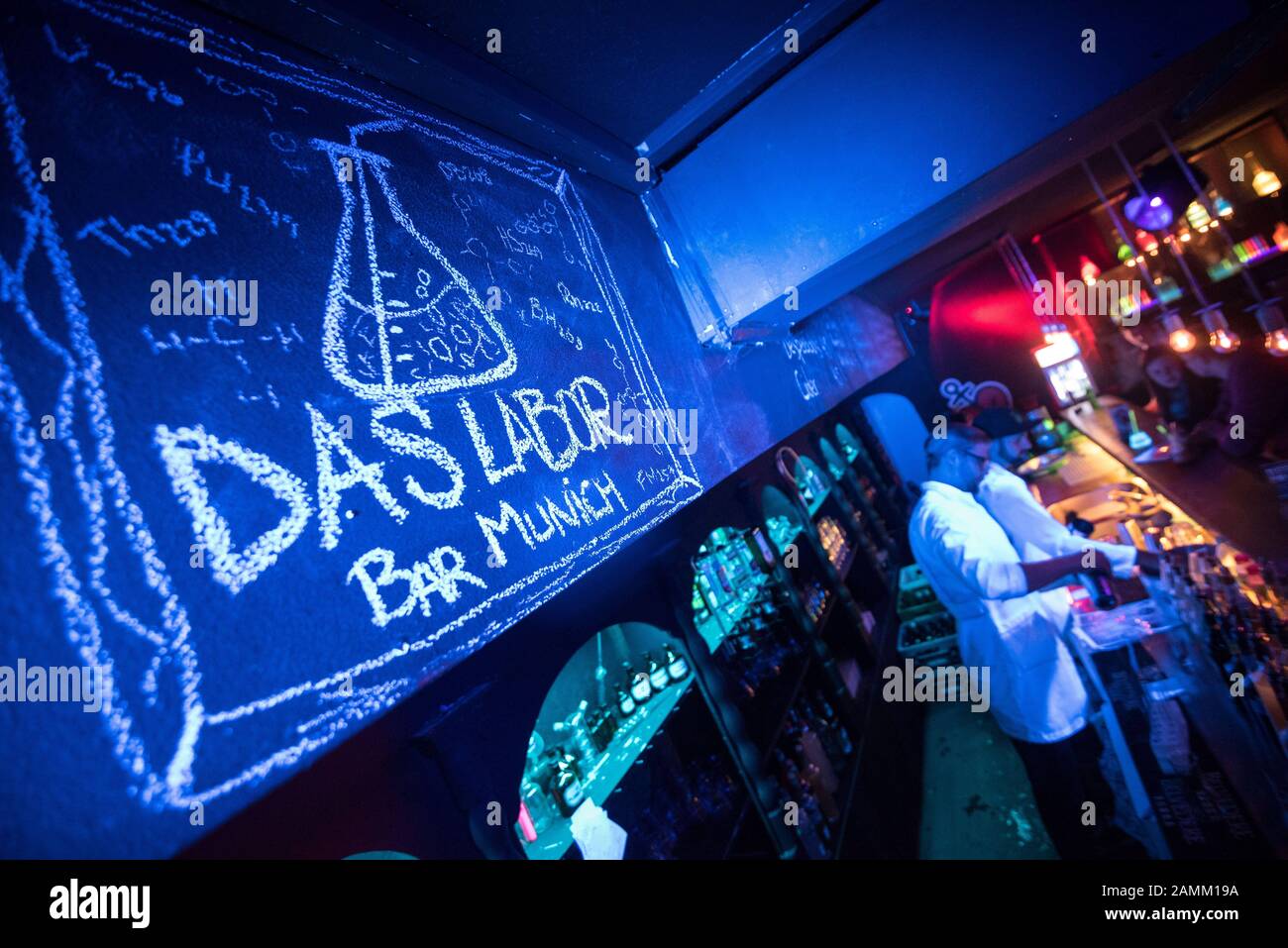 In the bar "Das Labor" at Sonnenstraße 5, the barkeepers fill the