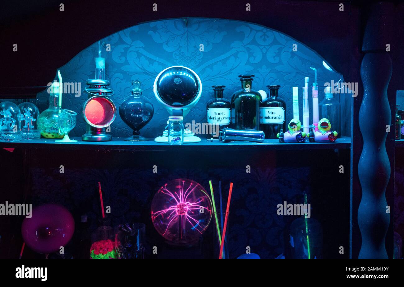 In the bar "Das Labor" at Sonnenstraße 5, the barkeepers fill the