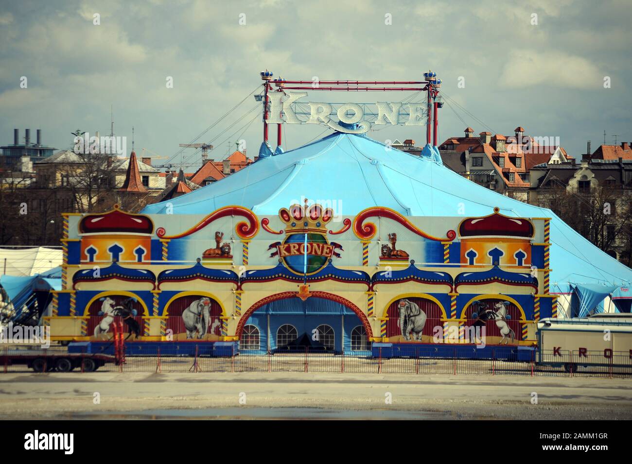 Circus Krone will be making a guest appearance with the largest circus tent in the world on Munich's Theresienwiese. In addition to the blue giant tent, the Circus Krone city also has a restaurant, a school, a company fire brigade, a team kitchen, a carpentry workshop and a saddlery. [automated translation] Stock Photo