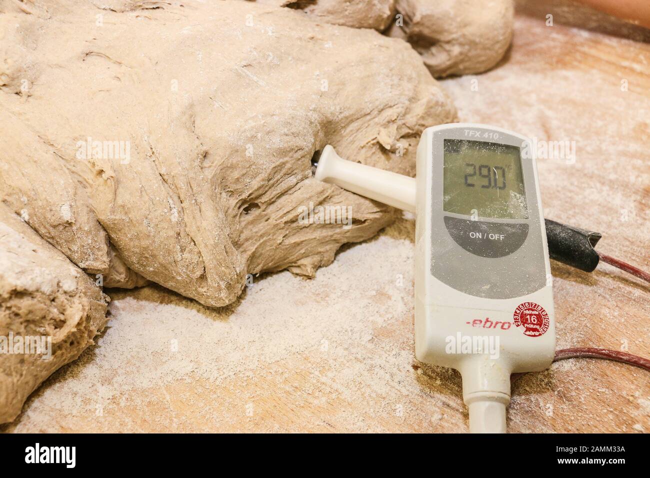 The bread dough is checked with the insertion thermometer in the bakery of the Kornprobst bakery in Schrobenhausener Straße in Hilgertshausen. [automated translation] Stock Photo