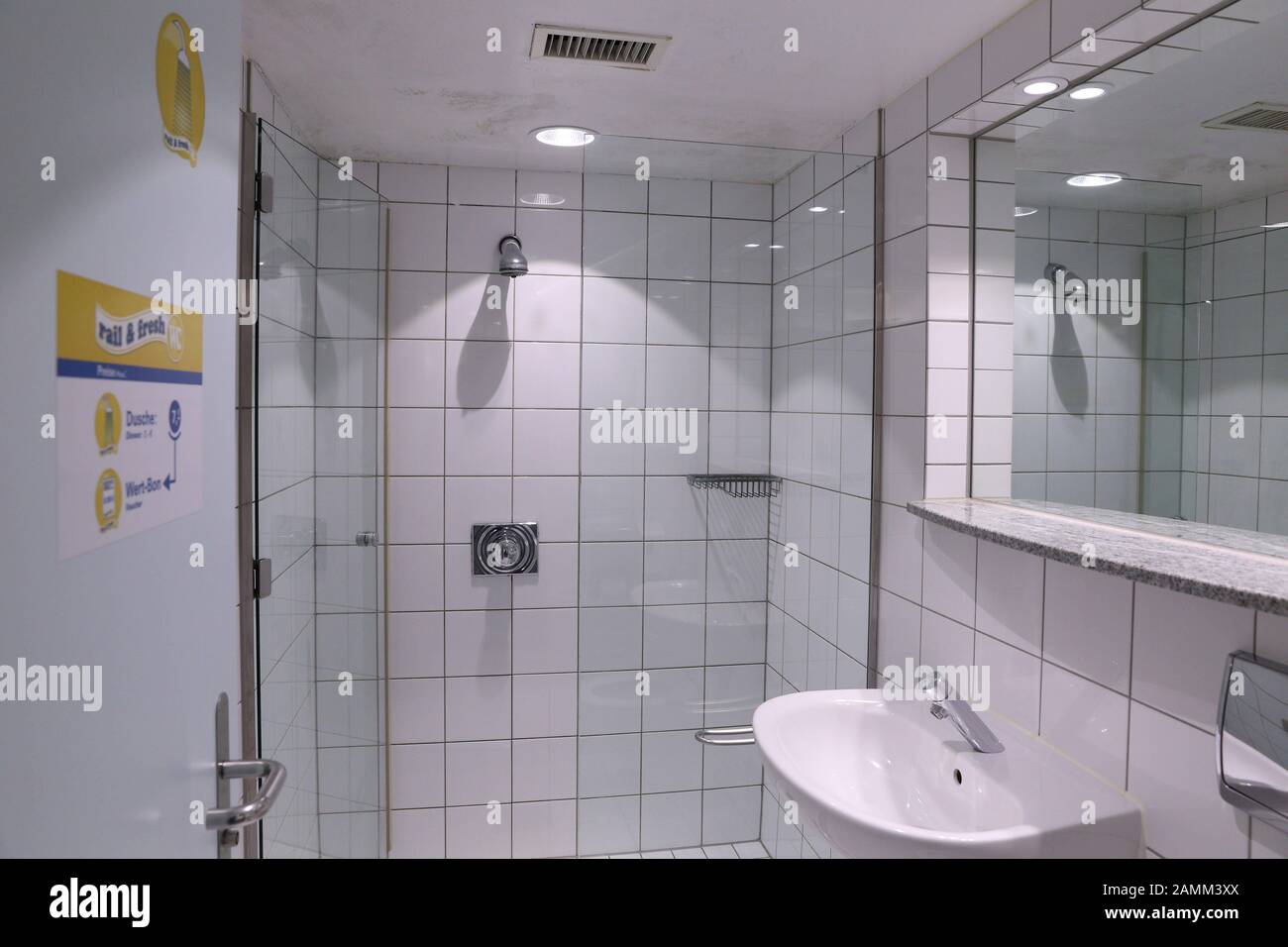 In the "Rail and Fresh" at Munich Central Station there are public toilets and showers for