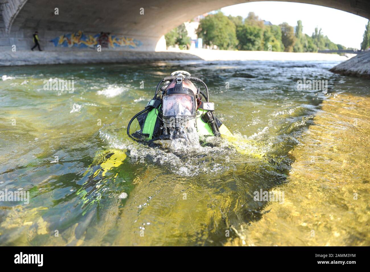 Diving commander Willi Breit of the Munich Fire Department during a training mission in the Isar river at the Reichenbach bridge. [automated translation] Stock Photo