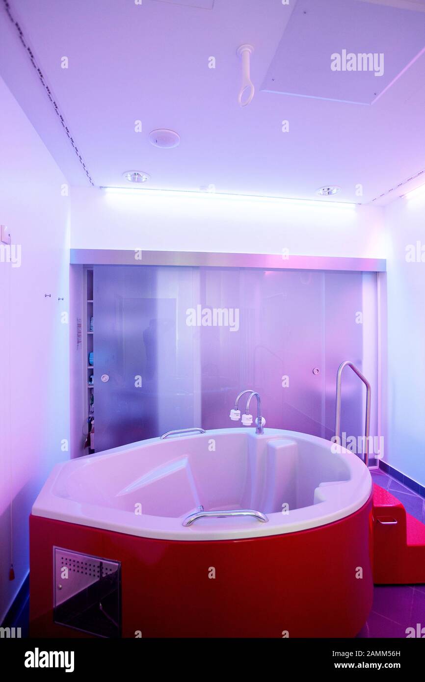 Water birth tub hires stock photography and images Alamy