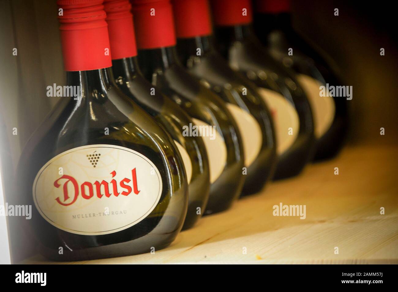 The traditional Bavarian restaurant "Donisl" at Marienplatz presents itself in fresh splendor after the renovation. In the picture bottles with the house wine, a Müller Thurgau. [automated translation] Stock Photo