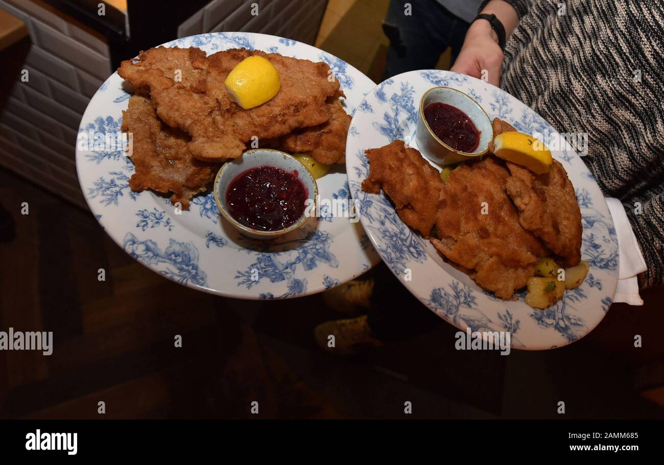Wiener Schnitzel in the Alpine Economy Fiedler and Fuchs in Voßstraße