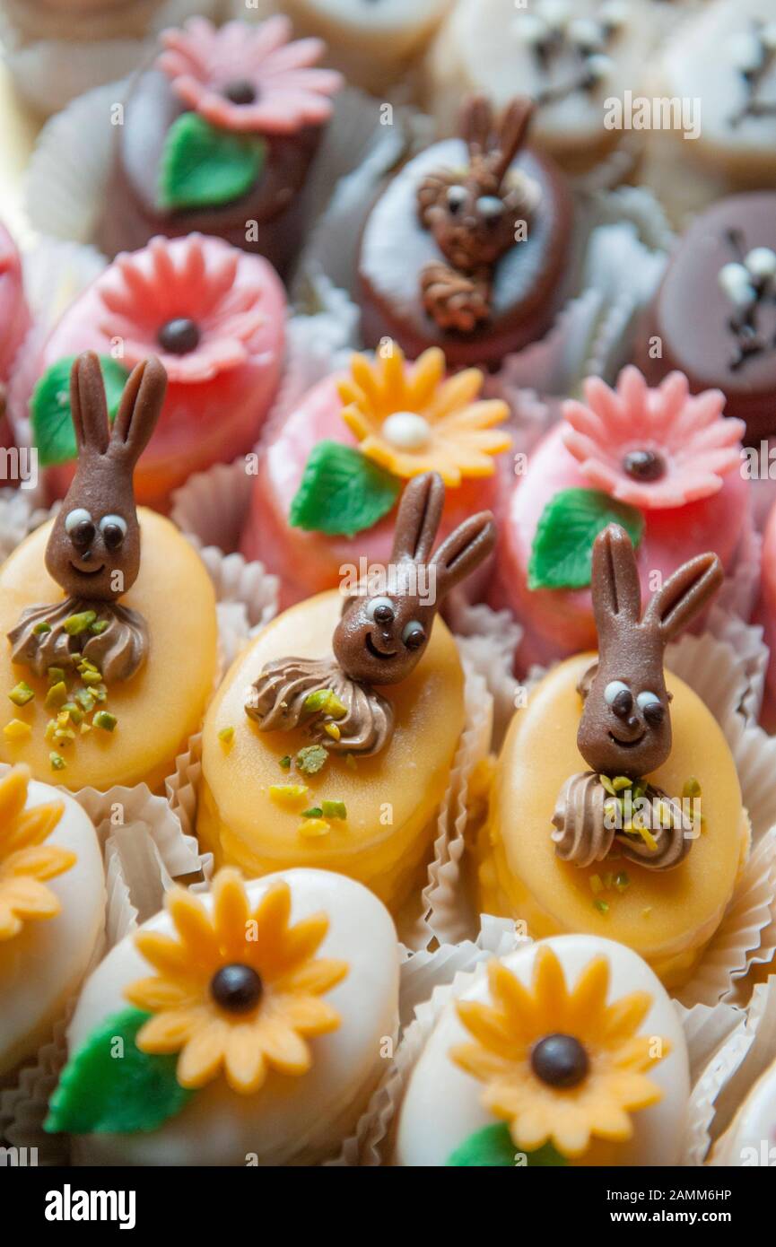 Petit Fours with Easter motives in the bakery Reis in Solln. [automated  translation] Stock Photo - Alamy