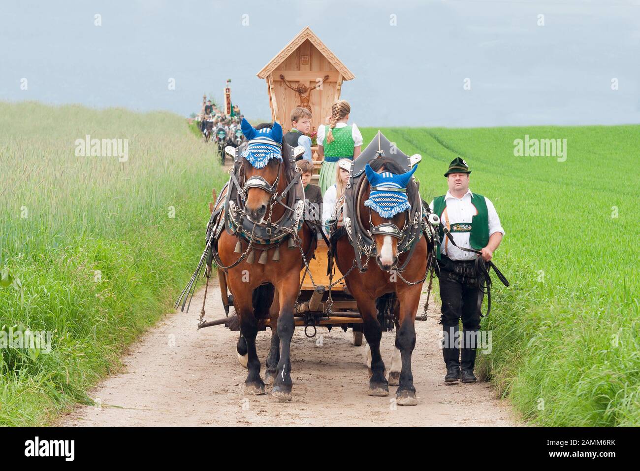 the traditional Leonhardiritt in Holzhausen - Teisendorf - Festwagen 'das Wegkreuz', Upper Bavaria, the ride is first documented in 1612, the beautifully dressed horses are blessed, Germany [automated translation] Stock Photo