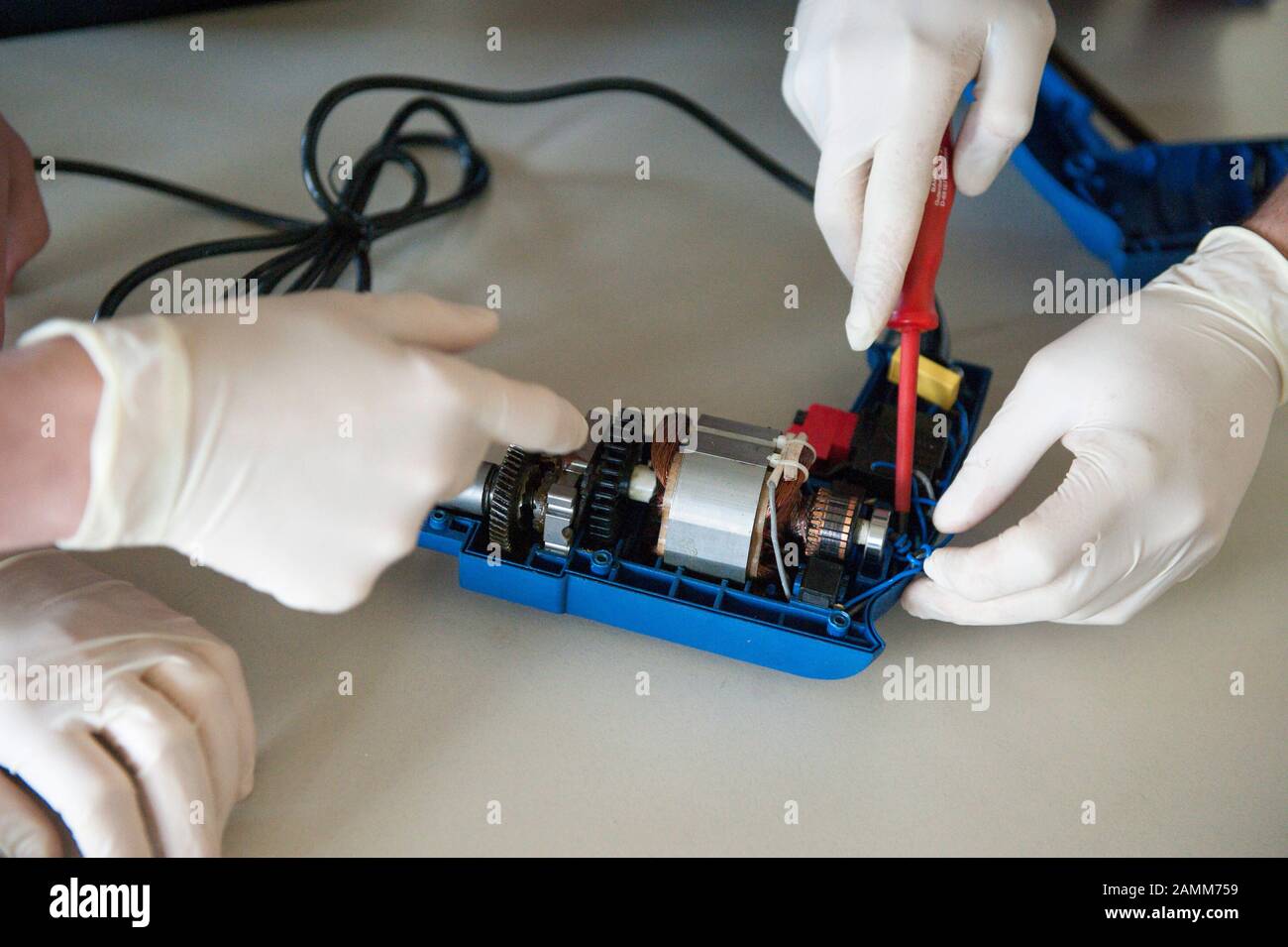 Students in the seminar 'Product Archaeology' dismantle a hammer drill and reassemble it afterwards. [automated translation] Stock Photo