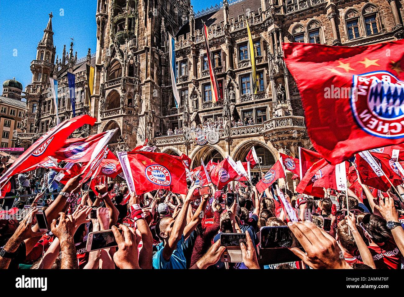 Cheering fans of FC Bayern Munich on Munich's Marienplatz [automated  translation] Stock Photo - Alamy