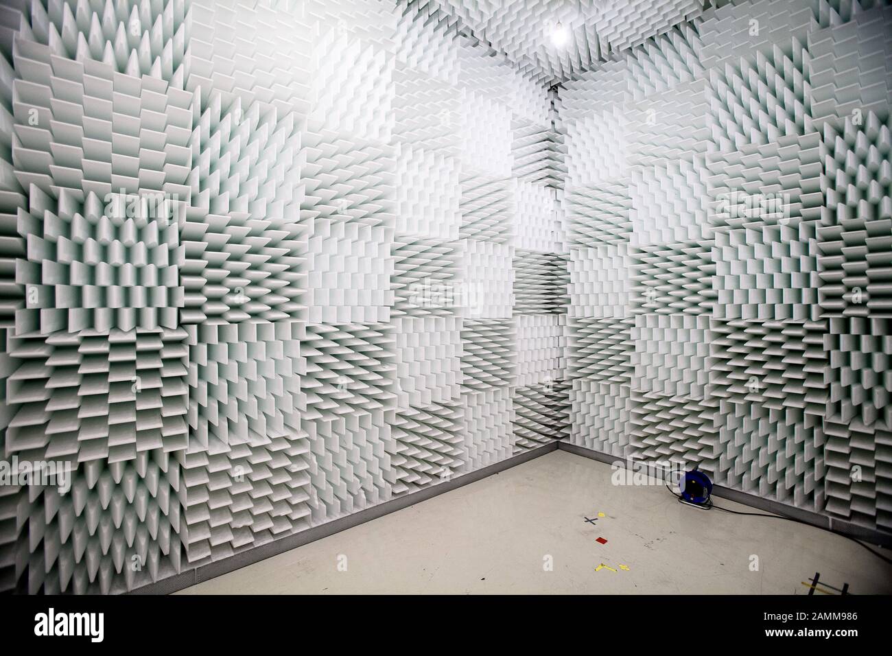 The low-reflection room (RAR) of the acoustics company Müller BBM in Planegg hangs on elastic springs so that no vibrations of the building affect it and is completely covered with white foam wedges, so that each sound only reverberates for 0.1 seconds, so that only the sound source can be heard, not its reflection. [automated translation] Stock Photo