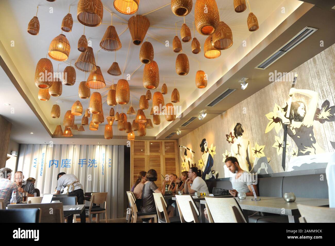 Guests at the Vietnamese restaurant "Shami" at Marktstraße 6 in