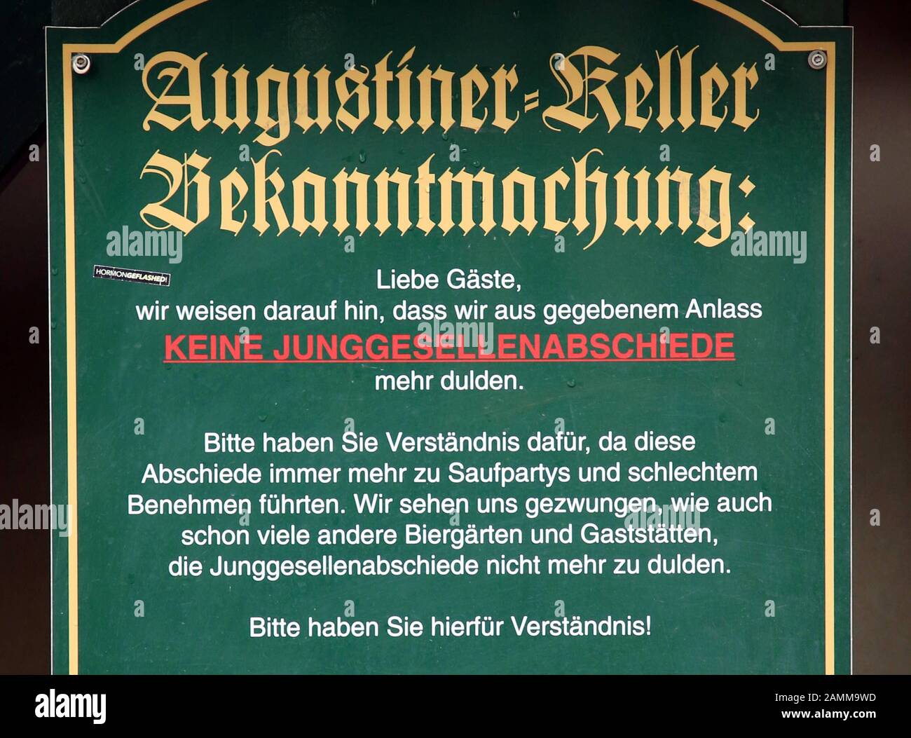A sign in the beer garden of Augustiner Keller on Arnulfstraße points out the ban on stag parties. [automated translation] Stock Photo