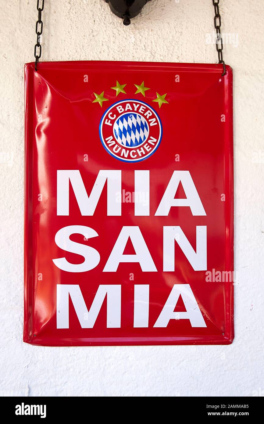 Shield with the logo of FC Bayern Munich. Above the club's coat of arms,  four stars for more than 20 German championships won were emblazoned, and  below them the inscription "Mia san