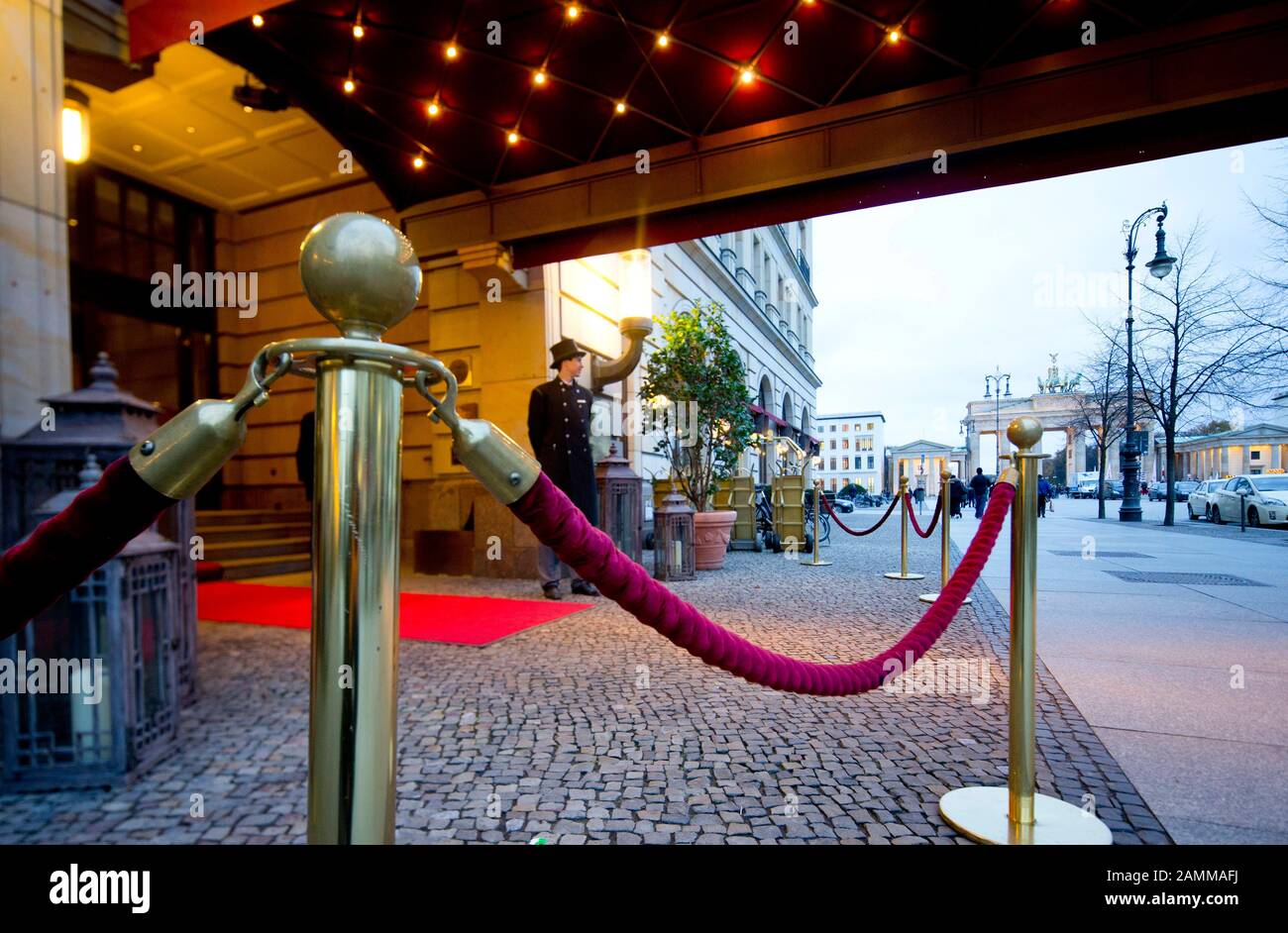 Entrance area of the Hotel Adlon in Berlin covered with an awning, in the background the Brandenburg Gate. Recorded on the 1st day of the SZ Führungstreffen Wirtschaft. [automated translation] Stock Photo