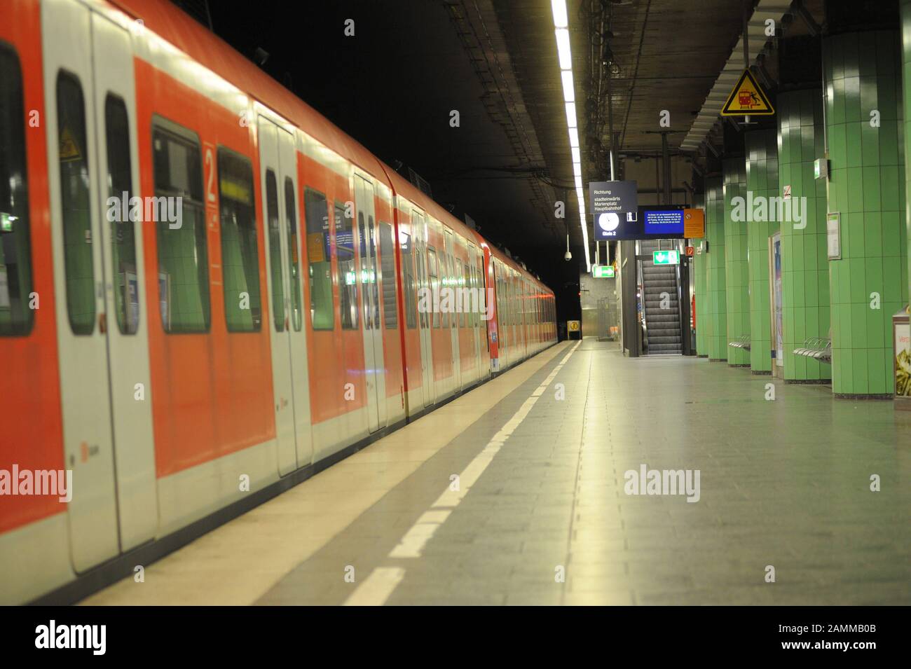 A short circuit paralyses the entire main S-Bahn line in Munich for several hours. The picture shows an S-Bahn and an empty platform. [automated translation] Stock Photo