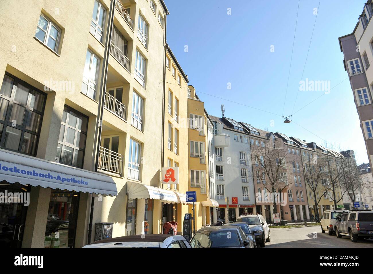 The Westermühl-Höfe (l.) with around 260 apartments and a long shopping line on Holzstraße (in the picture) and Westermühlstraße. A rent increase of a good 30% is now driving many of the old tenants out of their shops in a central location in the Glockenbachviertel. [automated translation] Stock Photo