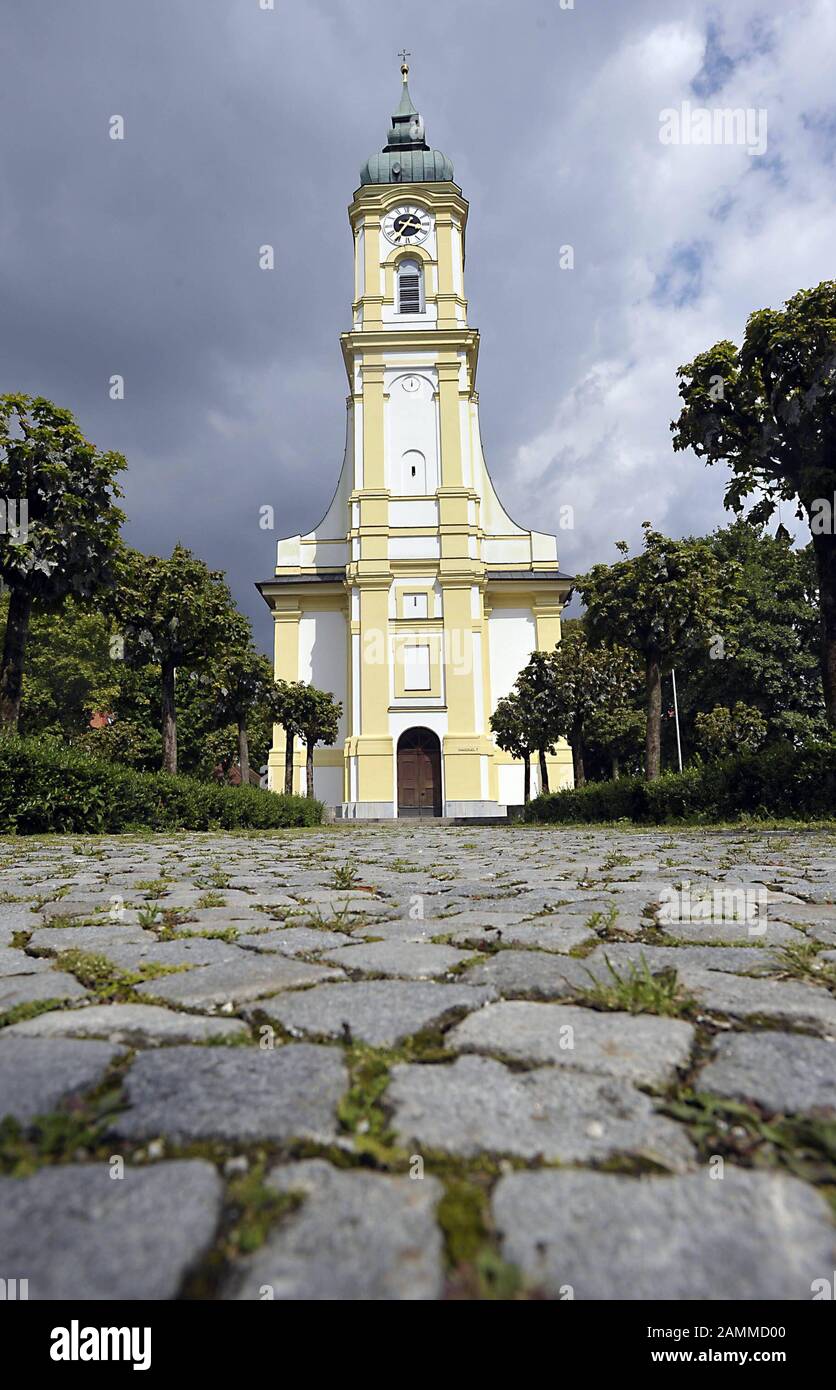  Foto zu The church St. Michael at the Pfanzeltplatz in Perlach. [automated 