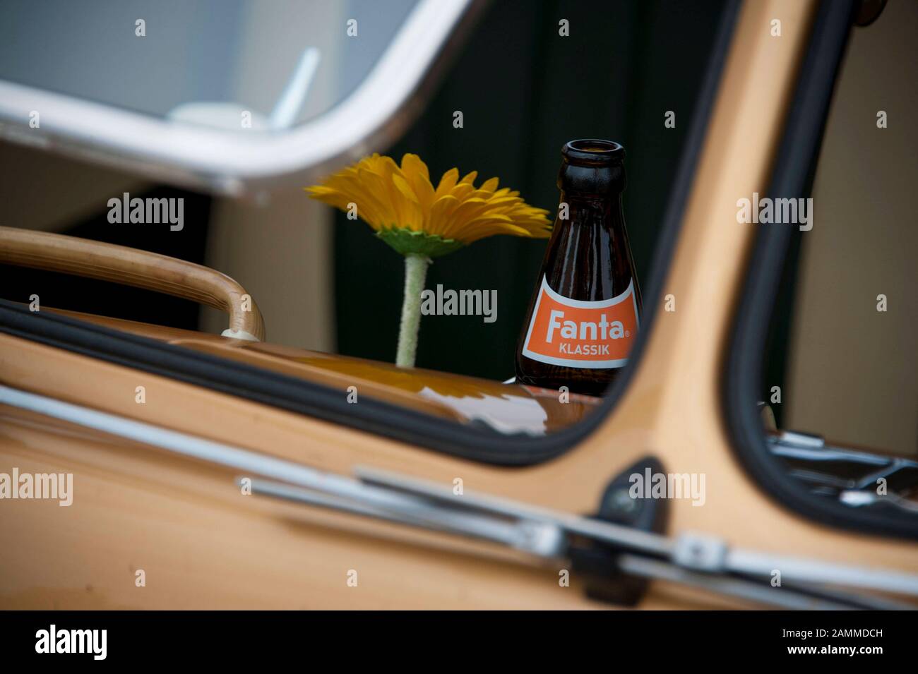 Vintage car show to mark the start of construction of the planned 'Motorworld Freimann' event trailer in the former repair shop between Maria-Probst-Strasse and Lilienthalallee. The picture shows a Fanta bottle in retro design and a flower in an old VW bus. [automated translation] Stock Photo