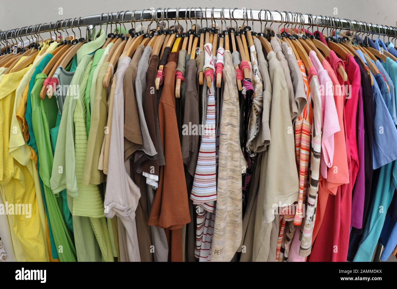 Articles of clothing in the "Kleidsam" boutique of the Diakonia in