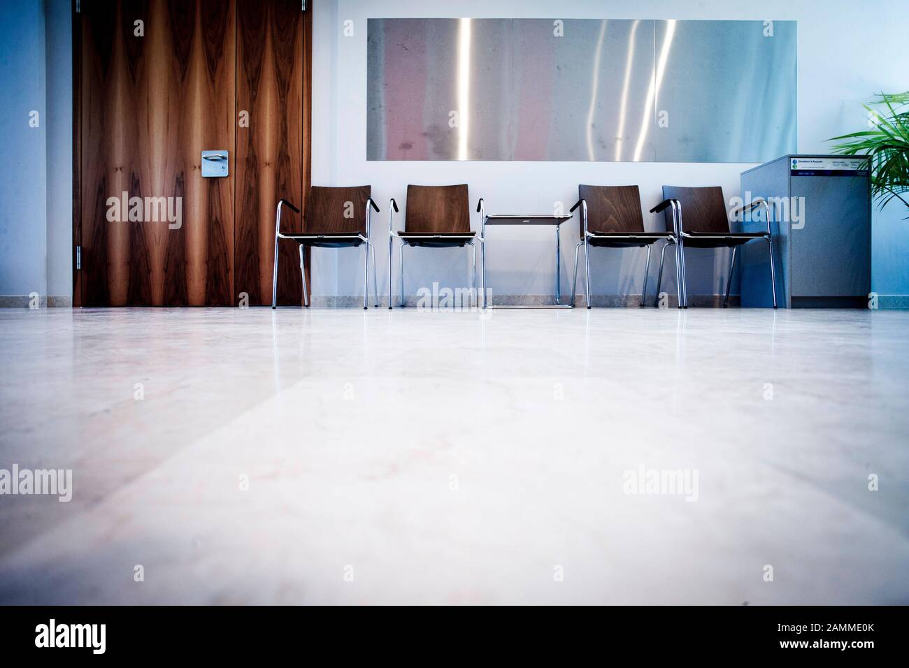 Picture for waiting area hi-res stock photography and images - Alamy