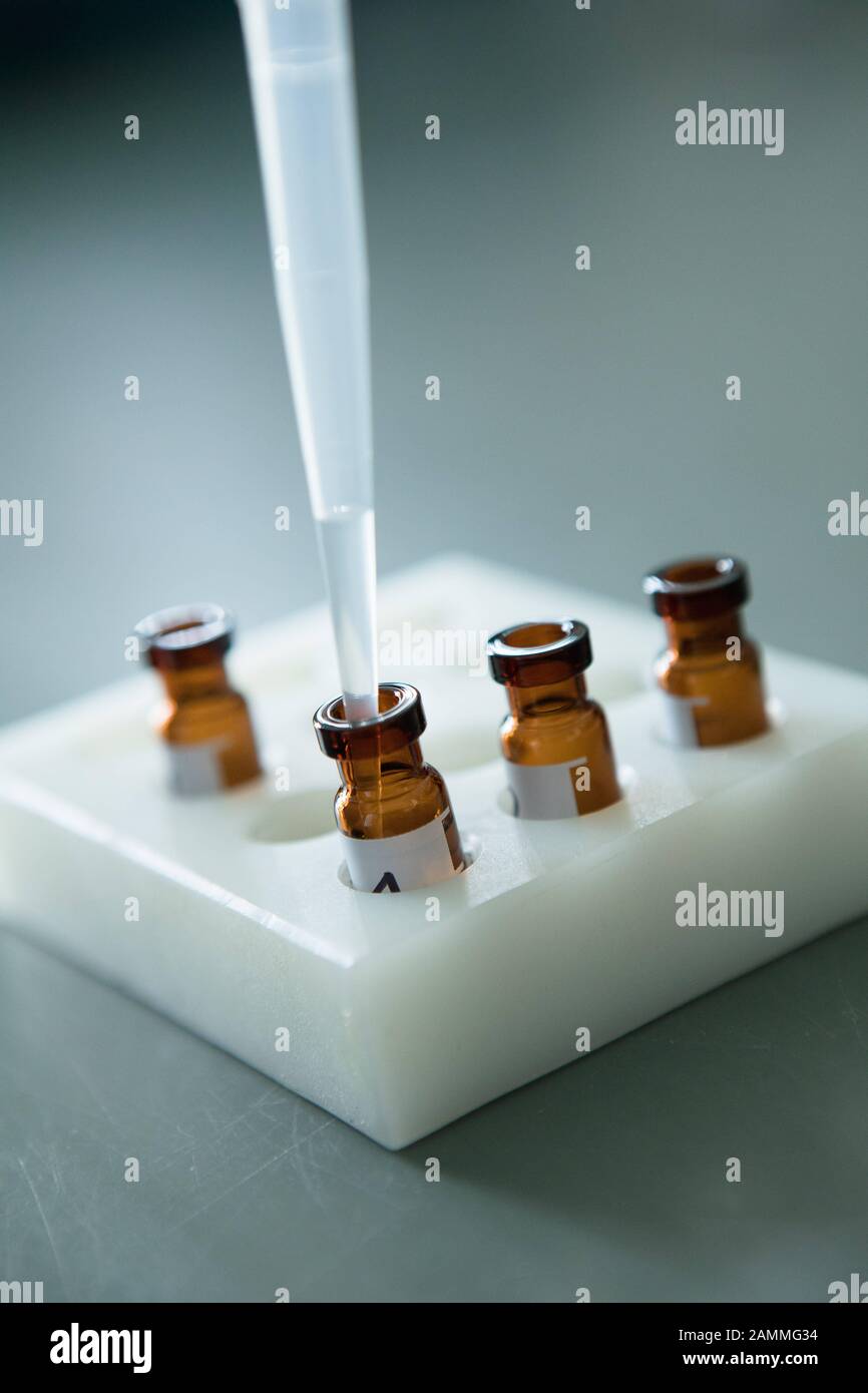 In the water laboratory of Stadtwerke München (SWM) in Moosach, the quality of the drinking water is checked daily. The picture shows the transfer of the sample into the sample compartment for the analysis of PAHs. [automated translation] Stock Photo