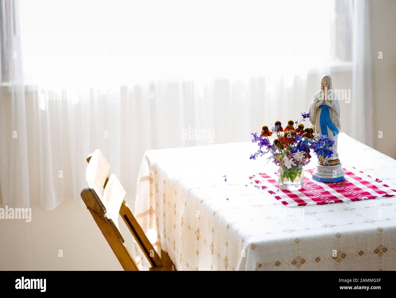 The garden house of Therese Neuman, called Resl von Konnersreuth, in her native town Konnersreuth in the Upper Palatinate. On the table is a Madonna figure. Therese Neumann achieved national fame as a Catholic mystic and through her stigmata. [automated translation] Stock Photo