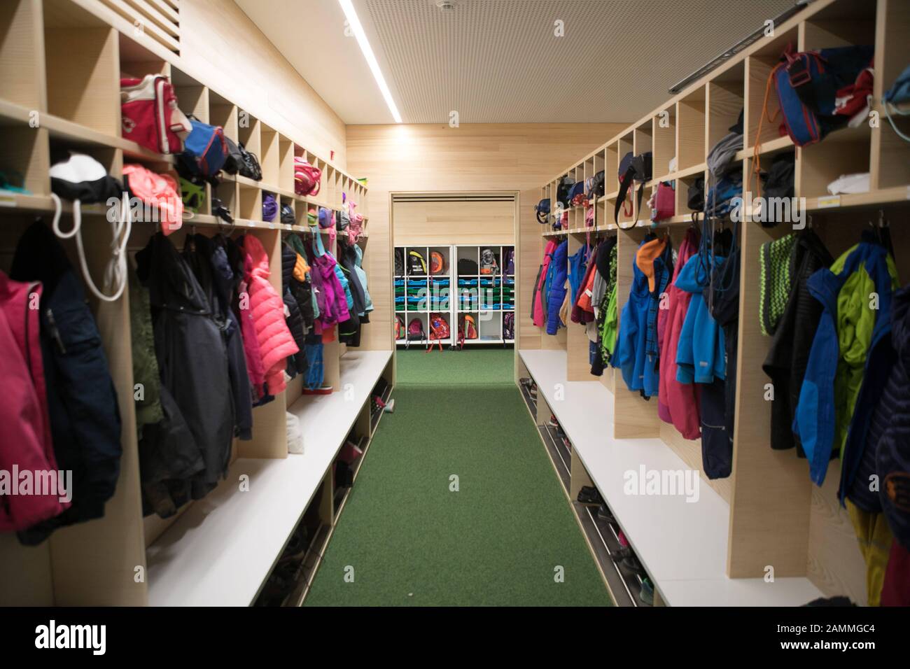 Inauguration of a new building for primary school, kindergarten and crèche in the Pater-Rupert-Mayer-School Centre in Pullach. In the picture the wardrobe. [automated translation] Stock Photo