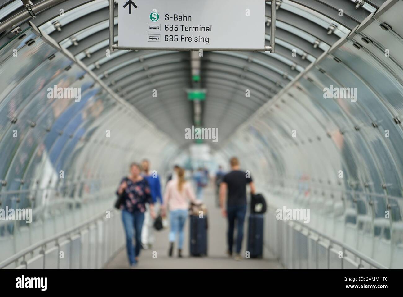 Pedestrian overpass between bus and S-Bahn at the S-Bahn station  "Besucherpark" at Munich Airport. [automated translation] Stock Photo -  Alamy
