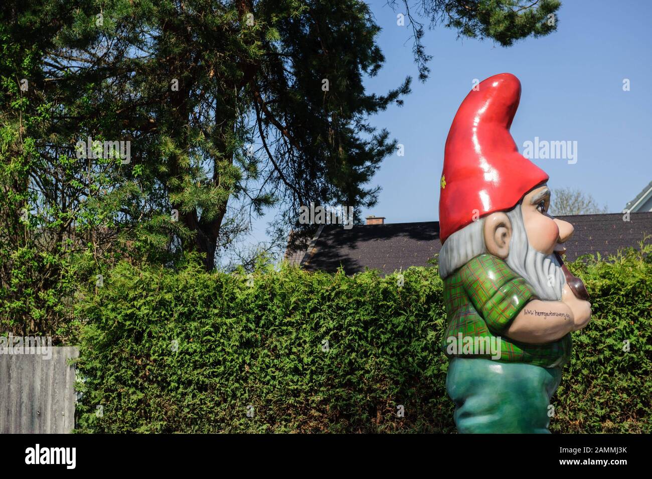 At Lochhausener Straße, an oversized garden gnome stands on a trailer at Lochhausen S-Bahn station and advertises a gardening aid station. [automated translation] Stock Photo