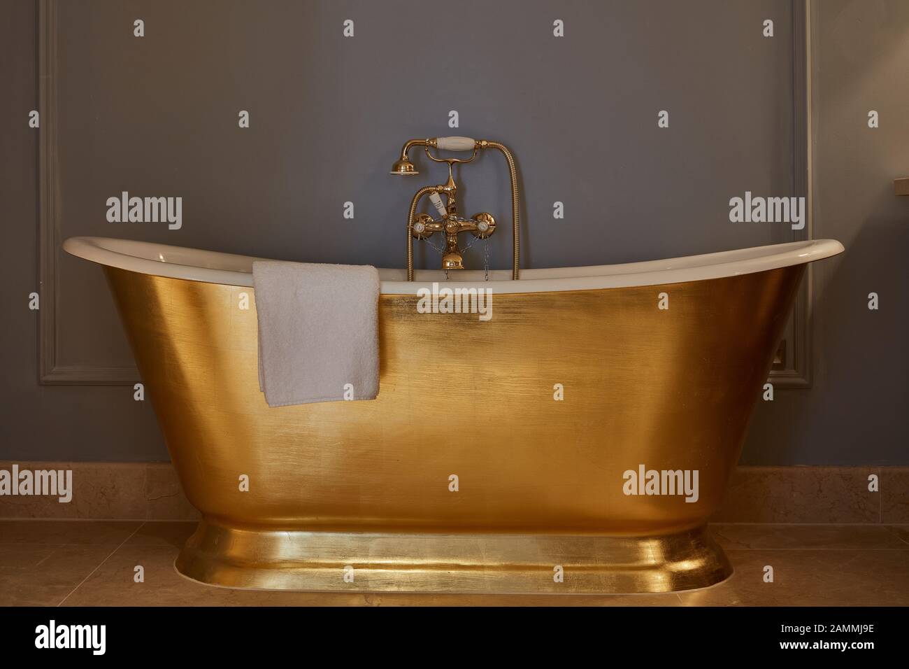 Roll top bath hi-res stock photography and images - Alamy