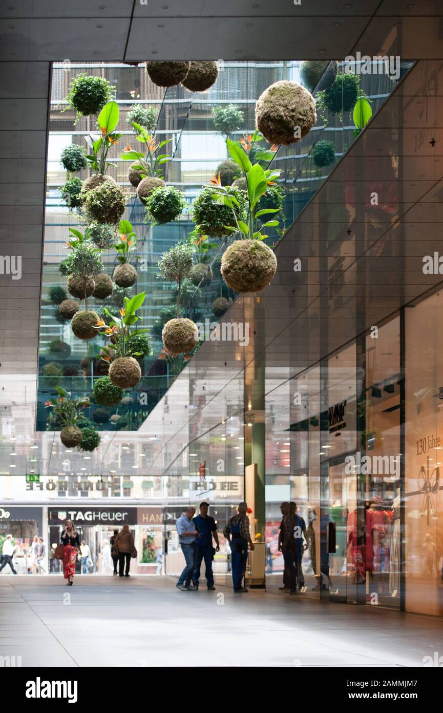 The Hanging Gardens of the Düsseldorf artist Tita Giese in the Munich  CityQuartier Fünf Höfe. [automated translation] Stock Photo - Alamy