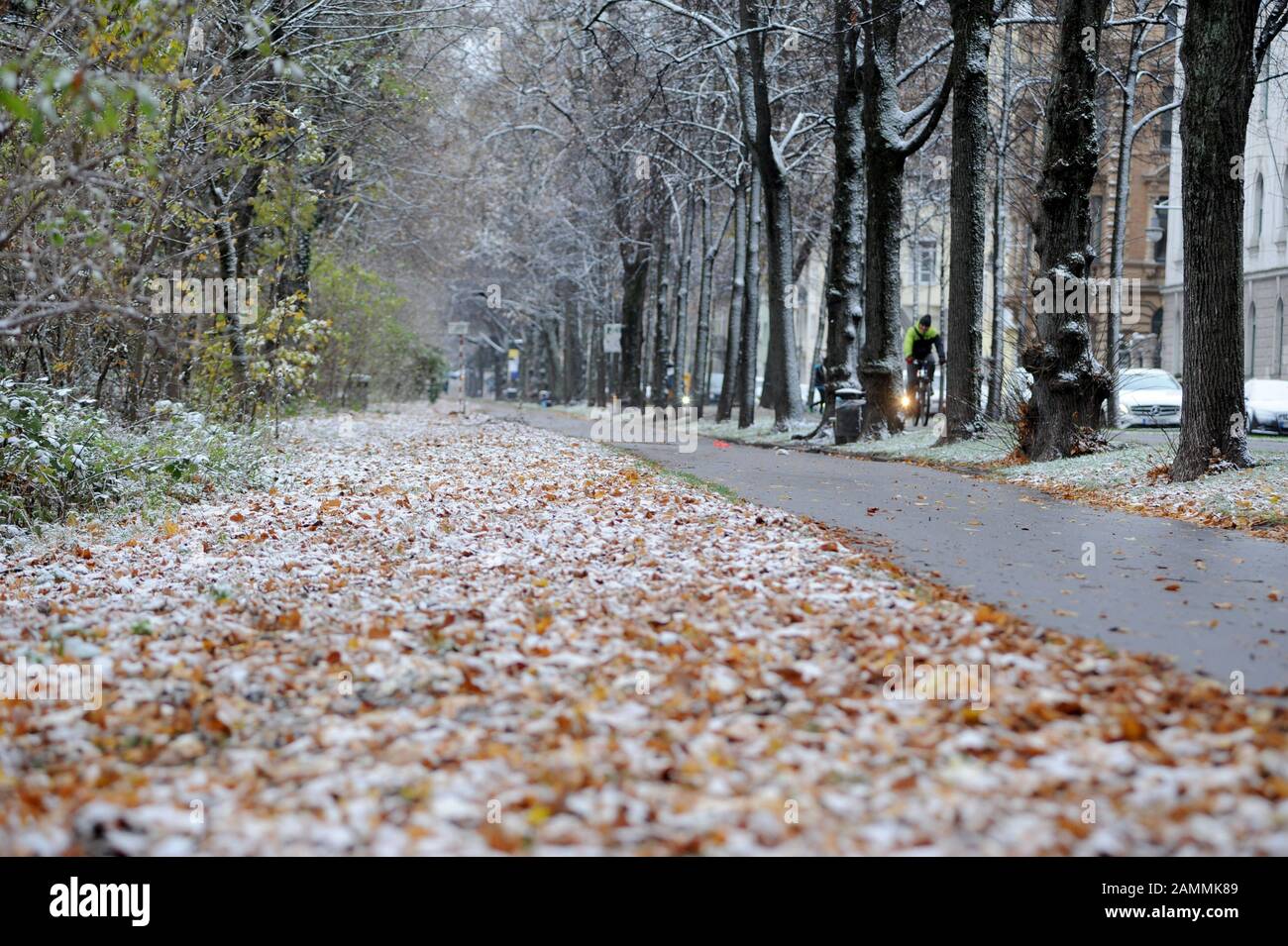 First snowfall in November in Munich's Glockenbachviertel. The picture