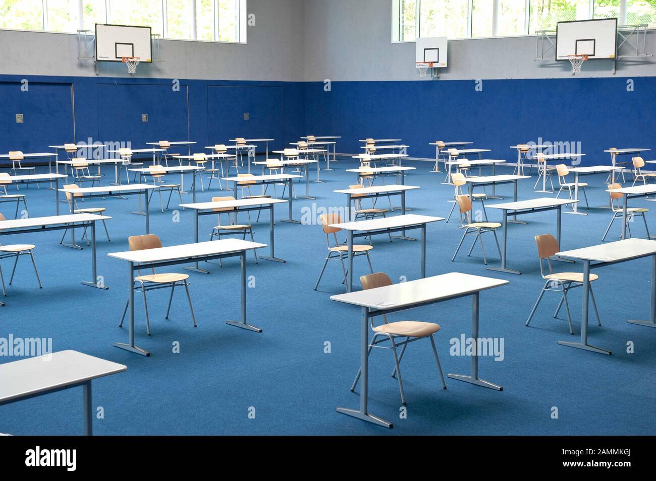 In the gym of the grammar school in Kirchseeon, tables and chairs are