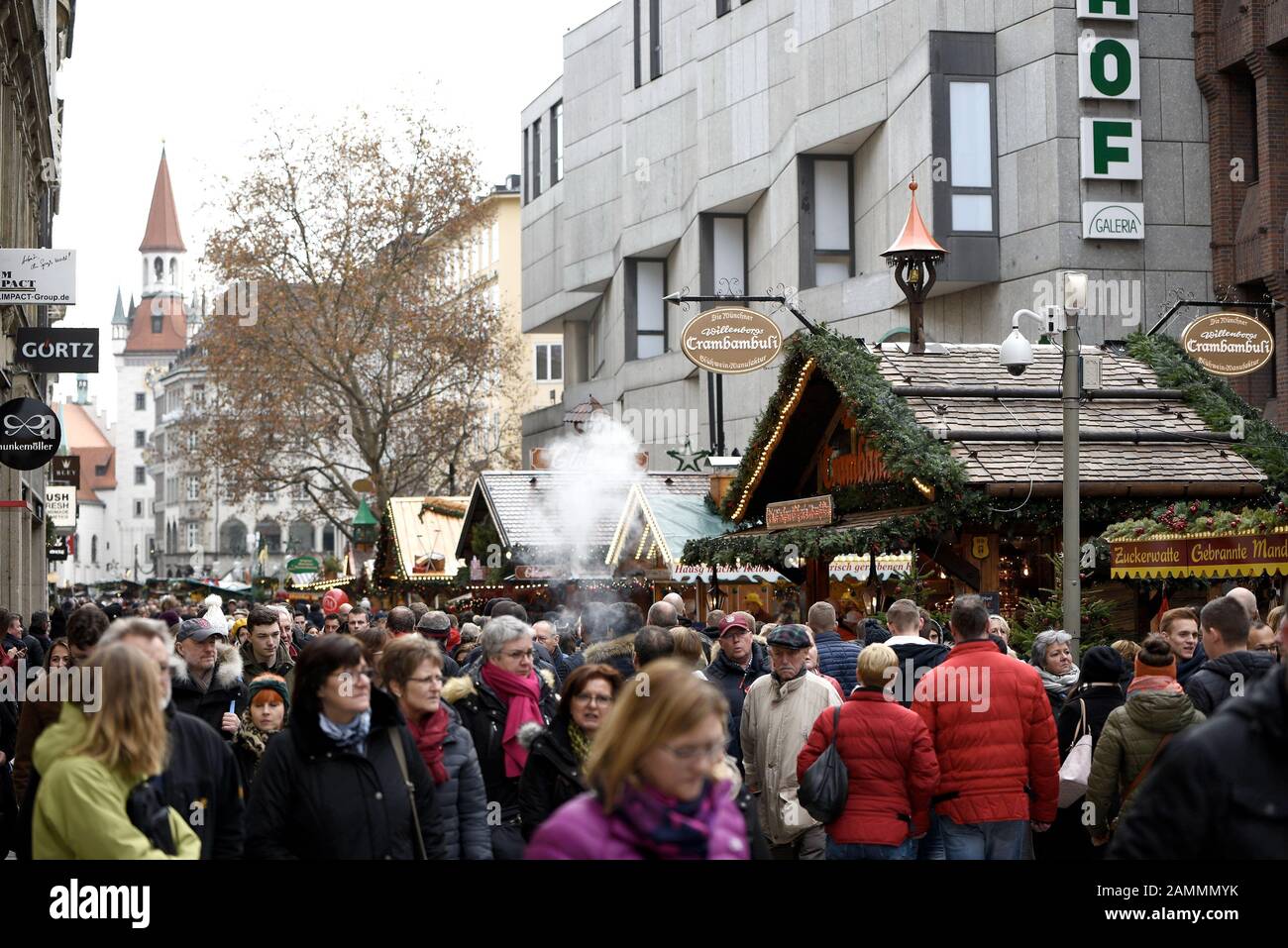 Christmas shoppers in the well-frequented pedestrian zone in downtown Munich. In the background the stalls of the Christkindlmarkt. [automated translation] Stock Photo