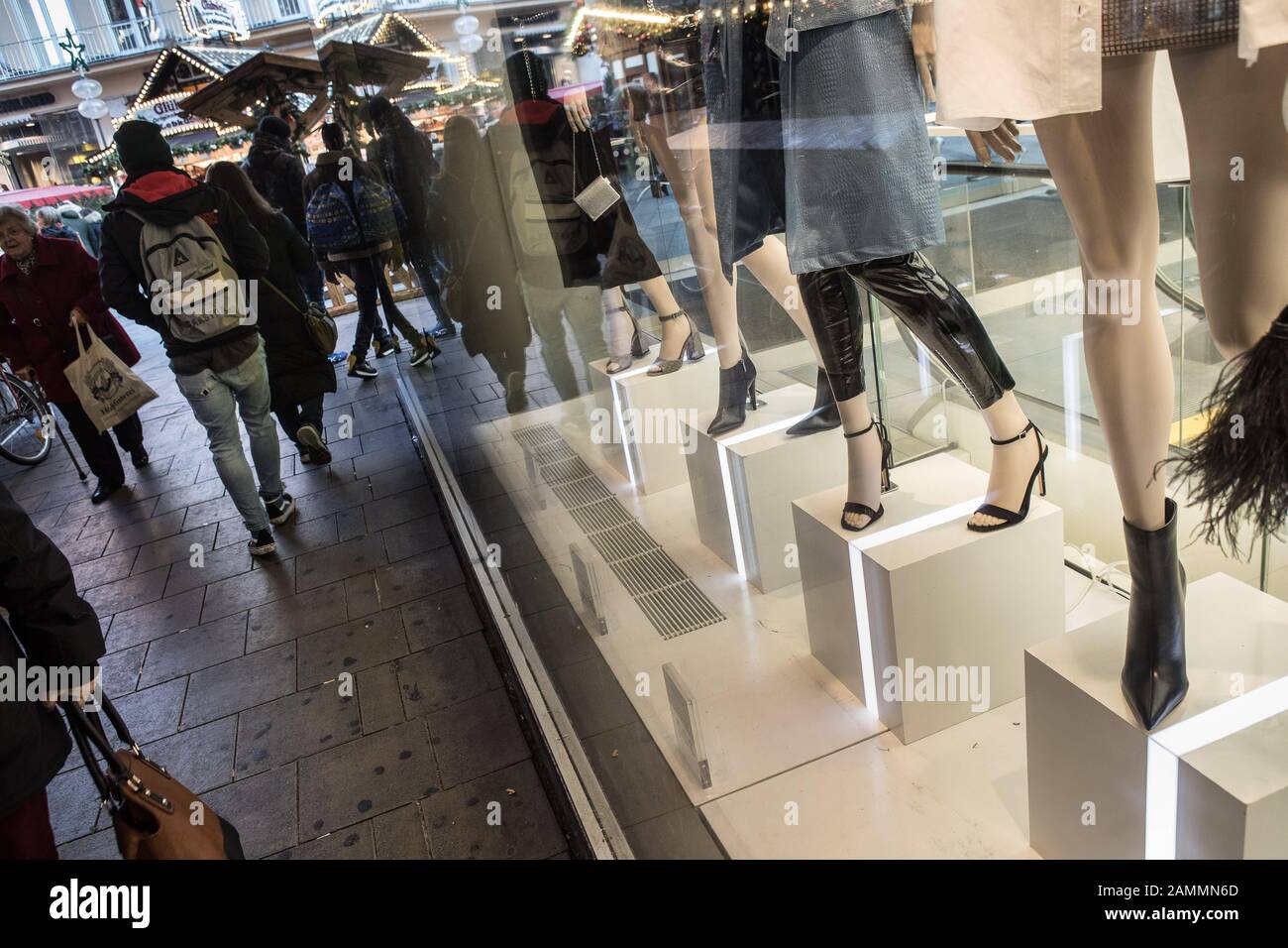 Shop window dolls in the window of the Galeria Kaufhof at Marienplatz ...