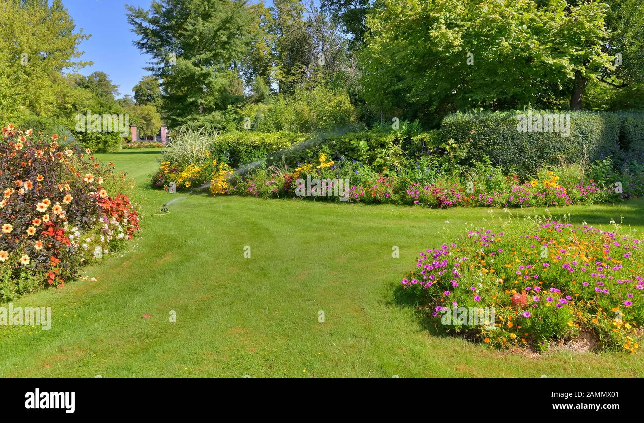 Beautiful landscaped garden hi-res stock photography and images - Alamy