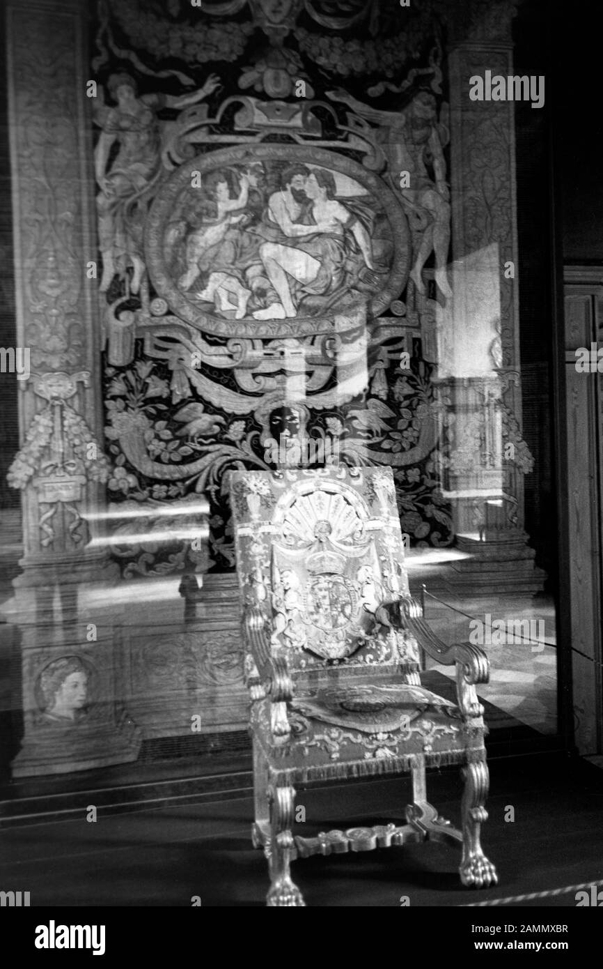 Verzierter Armlehnenstuhl auf Schloss Gripsholm, bei Stockholm, Schweden, 1969. Decorated armrest chair at Gripsholm Castle, near Stockholm, Sweden, 1969. Stock Photo
