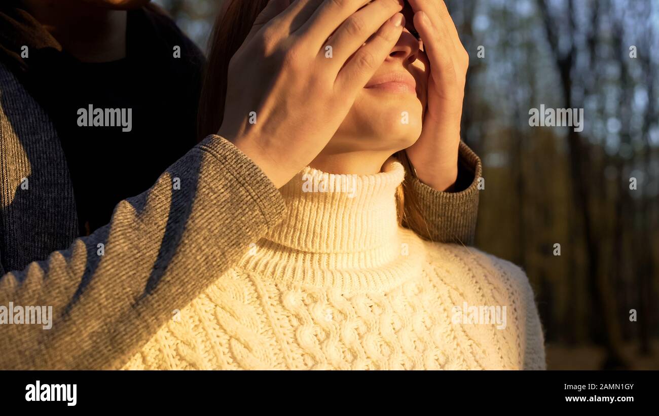 Парень закрывает глаза девушке. Парень закрывает глаза девушке. Парень закрывает глаза девушке. Мужчина закрвыае тглаща девушке. Мужчина закрвыае тглаща девушке.