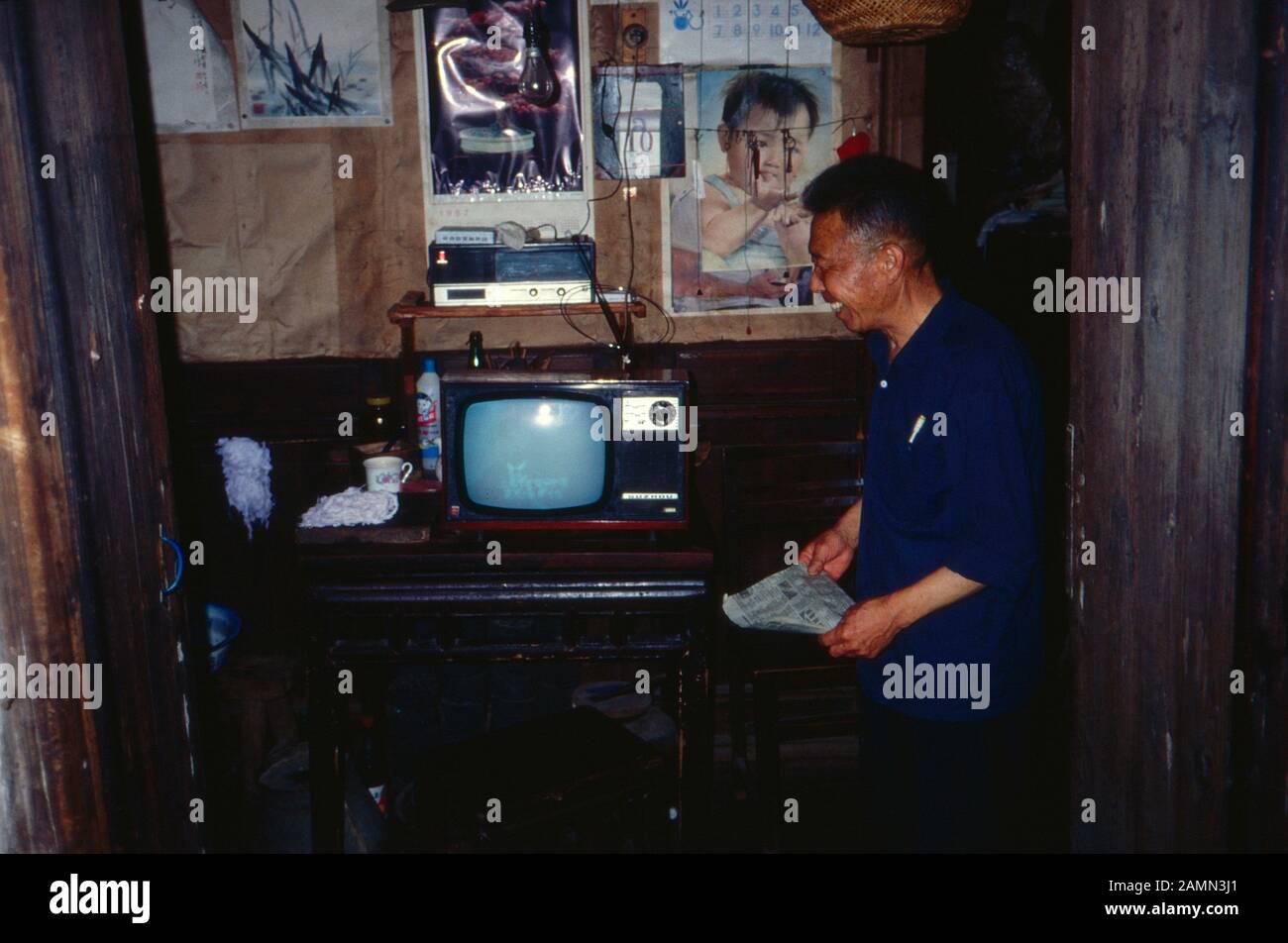 Mann in einer landestypischen Einraum-Wohnung in China, 1980er Jahre. Man in a typical one room flat at China, 1980s. Stock Photo
