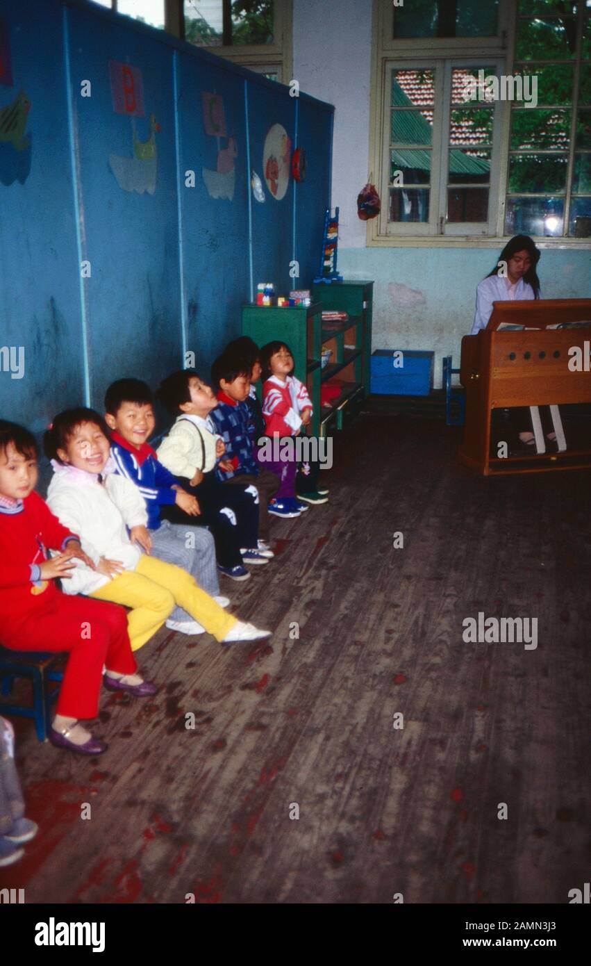 Kinder in einem Kindergarten im Stadtbezirk Xiangzhou der Stadt Zhuhai, China 1980er Jahre. Children at a kindergarten in the district Xiangzhou of the city of Zhuhai, China 1980s. Stock Photo