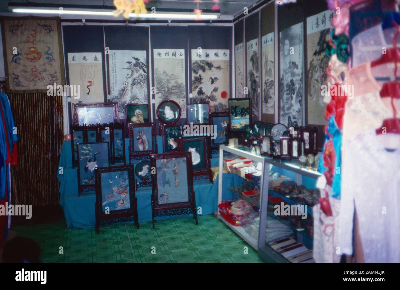 Souvenirshop für Seidenprodukte, China 1980er Jahre. Souvenir shop for silk articles, China 1980s. Stock Photo