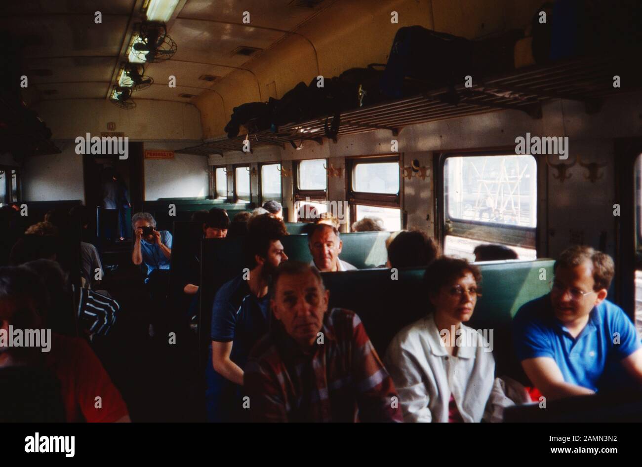 Europäische Touristen in einem chinesischen Zug, China 1980er Jahre. European tourists in a Chinese train, China 1980s. Stock Photo