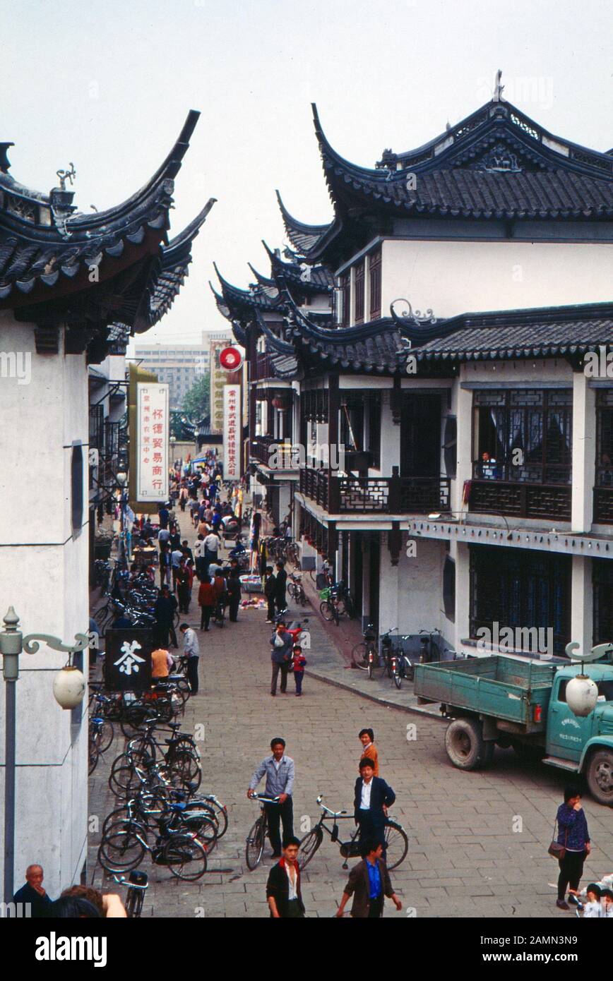 Straßenszene in Nanjing, China 1980er Jahre. Street scene at Nanjing, China 1980s. Stock Photo