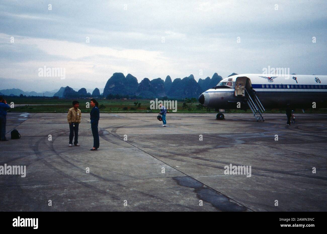An der Gangway zu einem Inlandsflug auf dem Flughafen, China 1980er Jahre. Passengers entering a plane for a domestic flight at an airport, China 1980s. Stock Photo