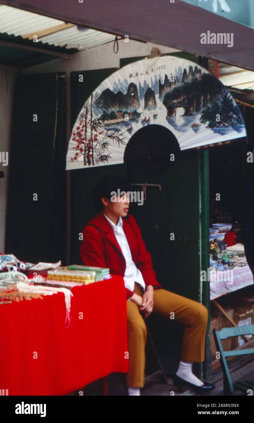 Verkäufer bietet Souvenirs an, China 1980er Jahre. Vendor offering souvenirs, China 1980s. Stock Photo
